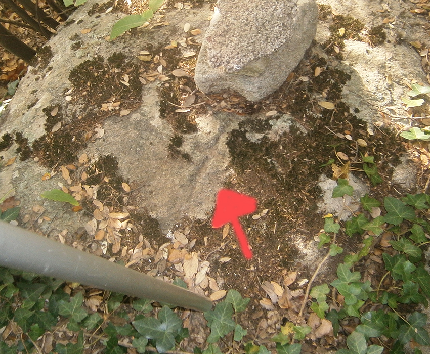 Fita marcada amb una creu en pedra